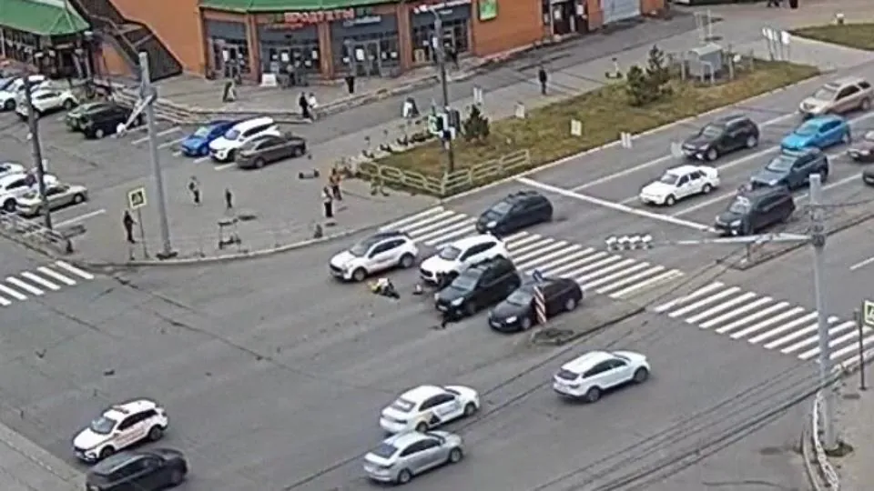 В центре Челябинска мопед врезался в Haval, уходя от Volkswagen